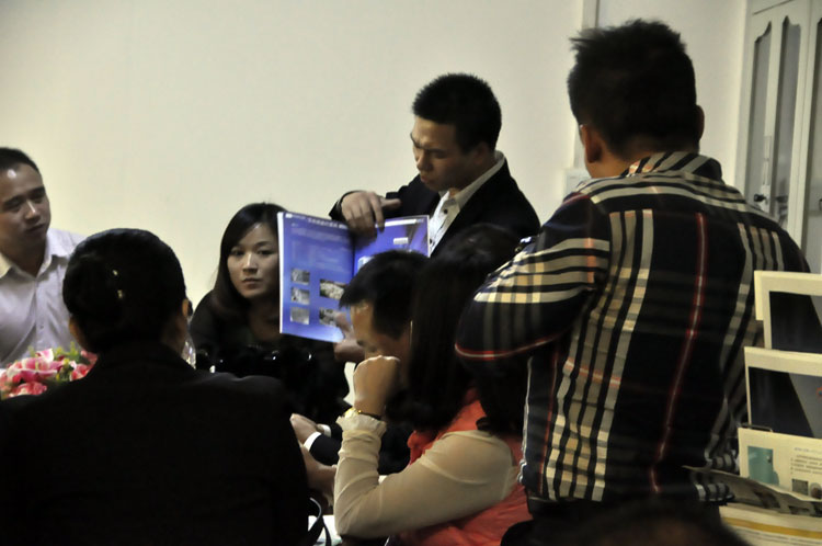 贛云代表張繼云先生向企業聯合會成員介紹公司產品