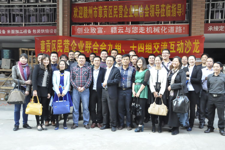 聯合會成員在贛云門口集體拍照留念