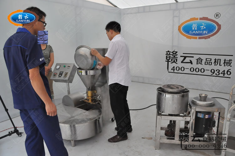 將制作好的肉漿放入肉丸成型機中成型