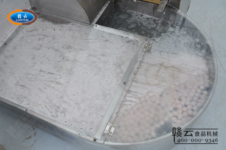 自動煮丸水槽中定型的肉丸