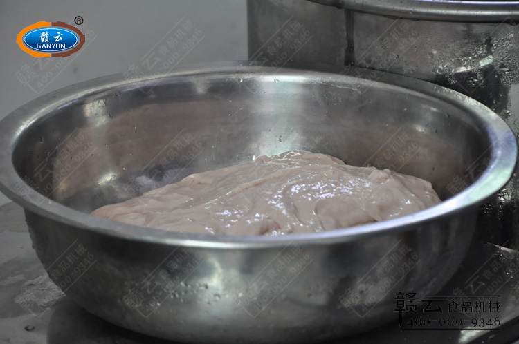 工作人員演示設備的操作過程-高速肉丸打漿機制肉漿