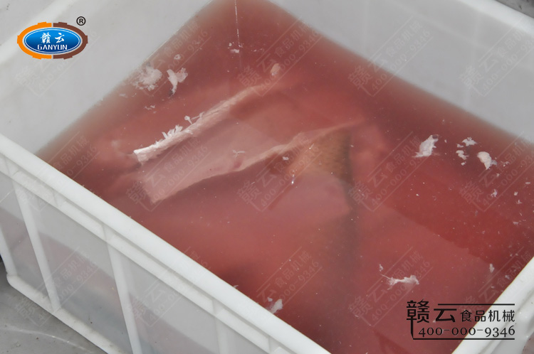 市場上購買處理好的新鮮的魚片