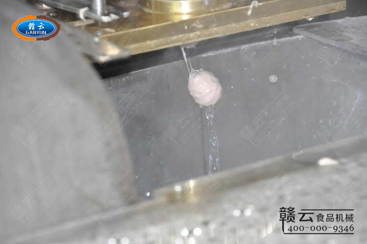 成型出來的單個肉丸