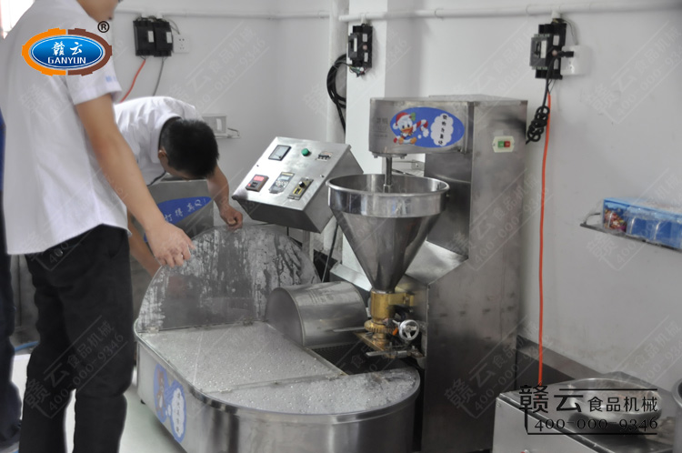 客戶一旁觀察水槽內定型的肉丸