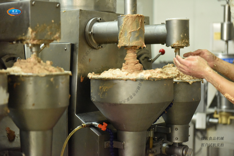 實際生產中的第三代包心肉丸機