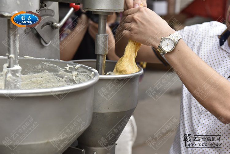 客戶自帶的蟹黃料放入餡斗內