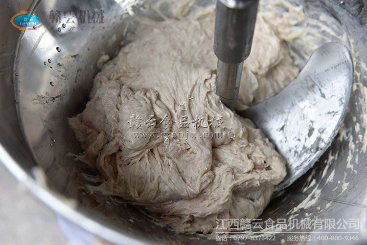 經過攪拌后的面粉肉